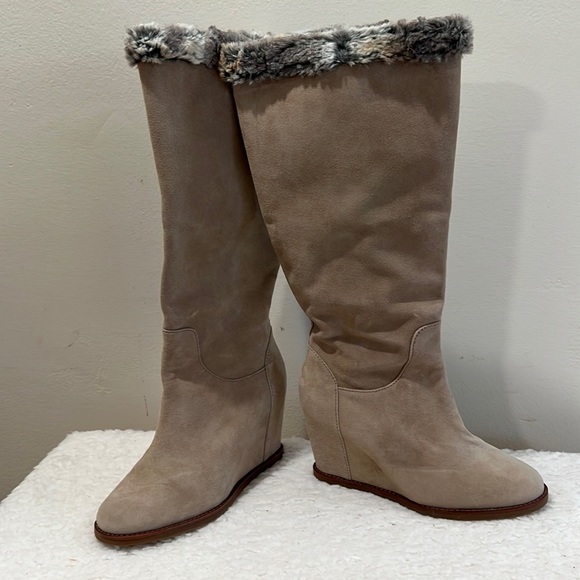 Johnston & Murphy Tan Suede platform Boots.  Fur lined; never worn. - Picture 8 of 8